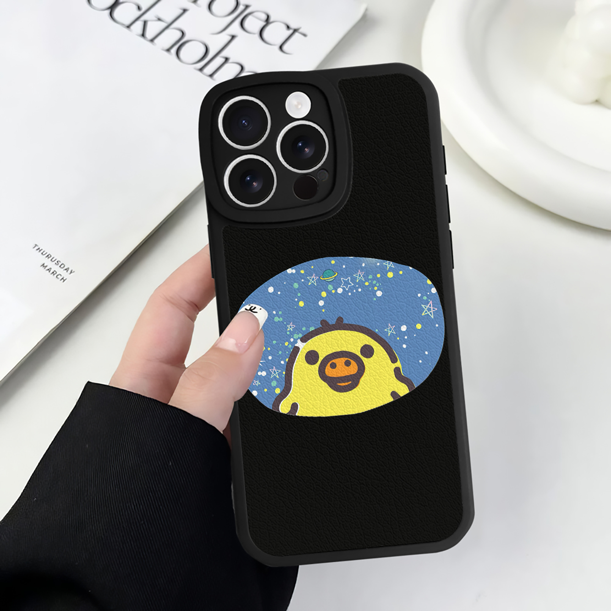 （画像用） リラックマ リラックマ キイロイトリ Rilakkuma Korilakkuma Kiiroitori 【iPhone 16シリーズ対応】シリコンスマホケース（レザー調） 材質：シリコン